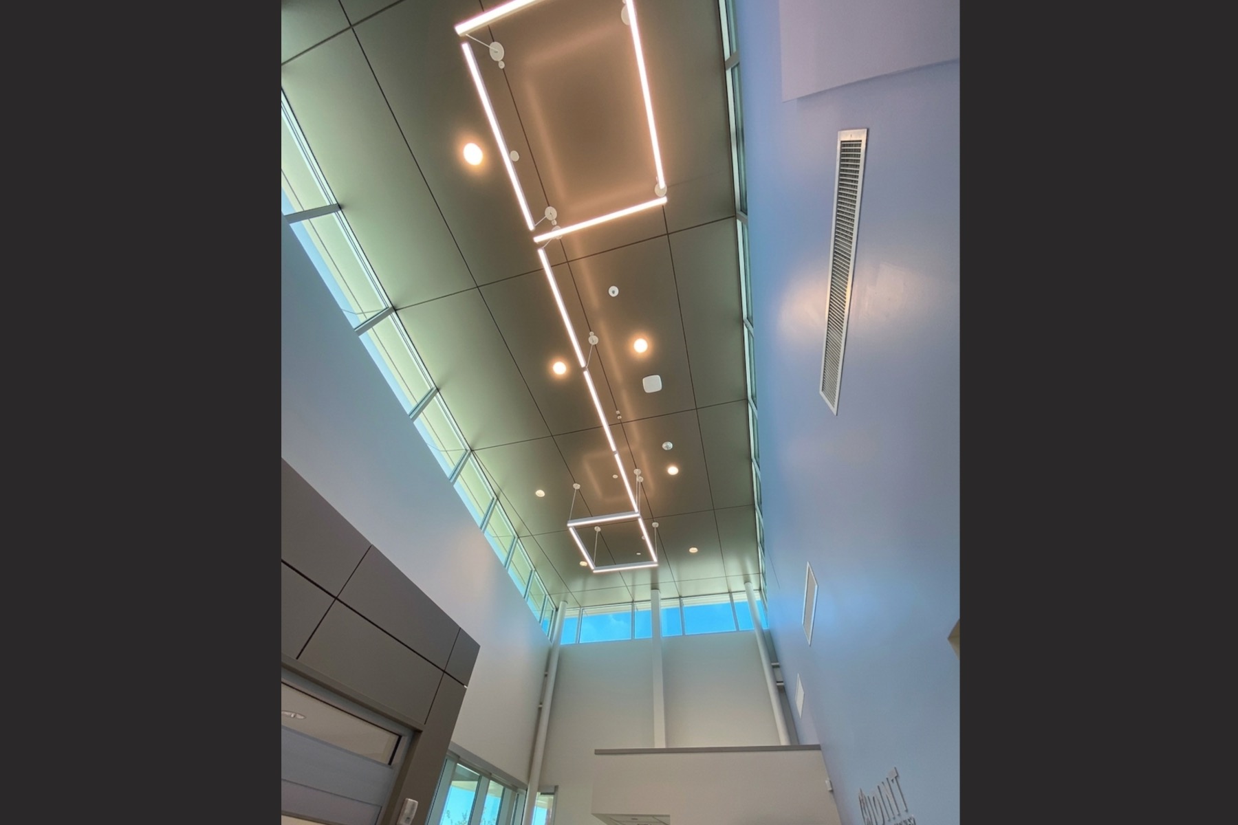 Joint Replacement Center of Louisiana in Lake Charles, Louisiana. Surgical Room, designed by Hardaway Sziabowski Architects.